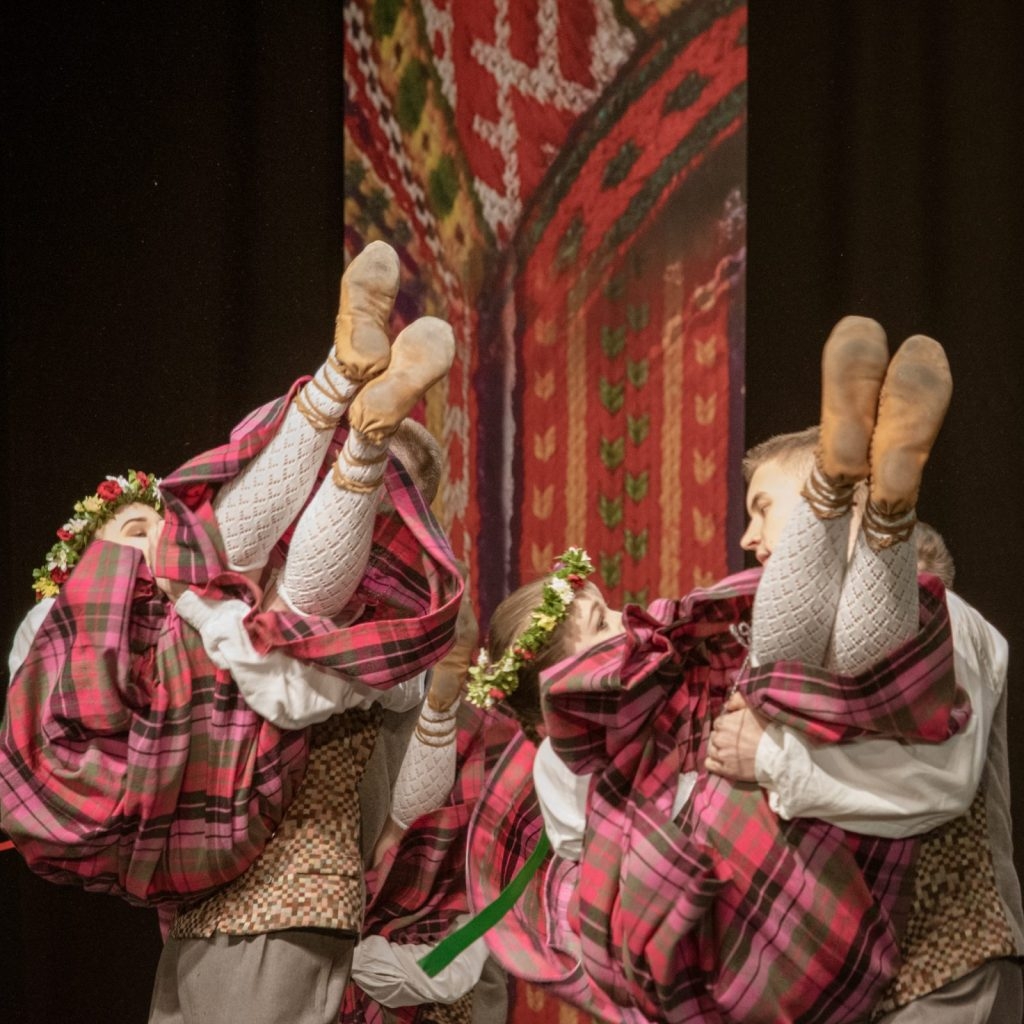 xii-latvijas-skolu-jaunatnes-dziesmu-un-deju-svetku-skate-preilos-foto-ieva-babre-108-1024x1024.jpg