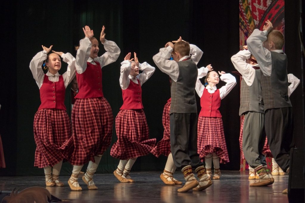 xii-latvijas-skolu-jaunatnes-dziesmu-un-deju-svetku-skate-preilos-foto-ieva-babre-119-1024x682.jpg