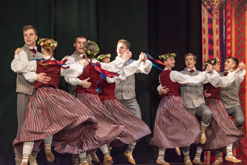 xii-latvijas-skolu-jaunatnes-dziesmu-un-deju-svetku-skate-preilos-foto-ieva-babre-159-1024x682.jpg