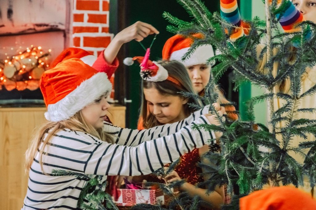 ziemassvetku-pasakums-berniem-ruku-piedzivojumi-ziemas-meza-pelecos-007-1024x683.jpg
