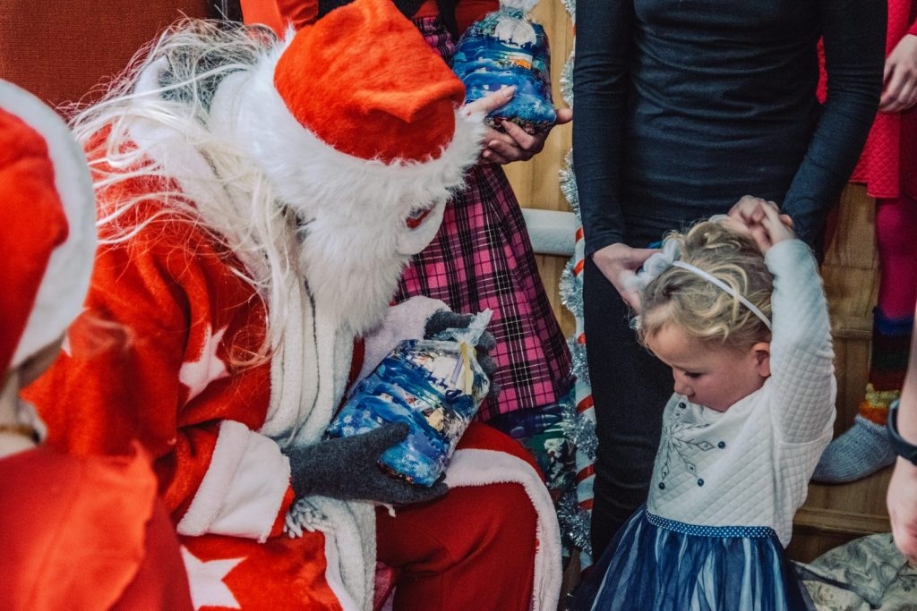 ziemassvetku-pasakums-berniem-ruku-piedzivojumi-ziemas-meza-pelecos-027-1024x683.jpg