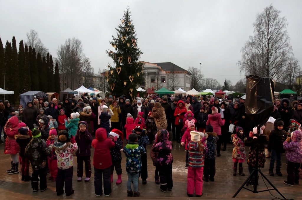 ziemassvetku-svetku-egles-iedegsana-foto-gunars-vilcans-023-1024x681.jpg