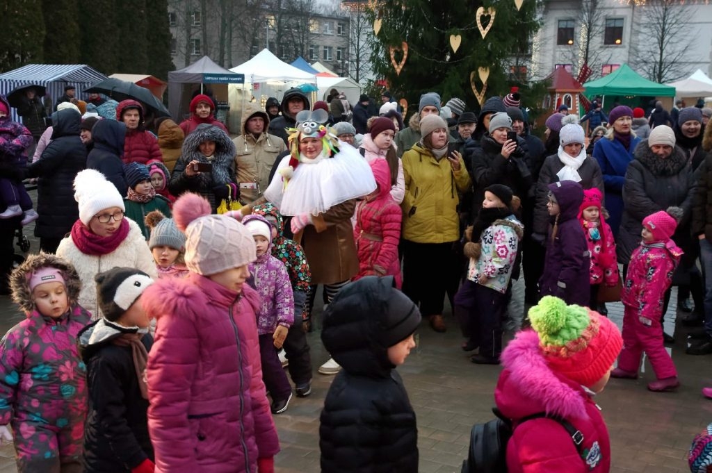 ziemassvetku-svetku-egles-iedegsana-foto-gunars-vilcans-032-1024x681.jpg