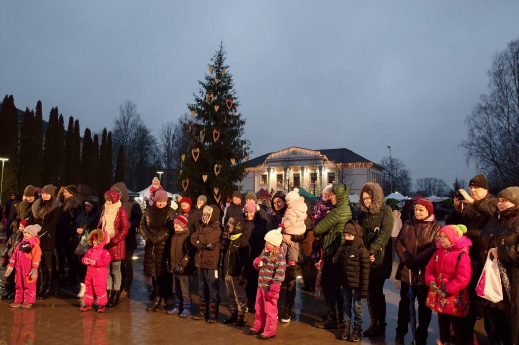 ziemassvetku-svetku-egles-iedegsana-foto-gunars-vilcans-037-1024x681.jpg