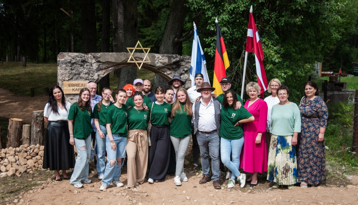 Preiļu novadā aizvadīta starptautiska nometne, kuras ietvaros sakopta Riebiņu ebreju kapsēta