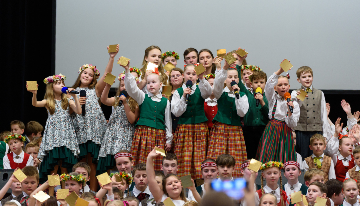 XIII Latvijas Skolu jaunatnes dziesmu un deju svētku ieskaņas koncerts “Dziesmā un dejā savīties”