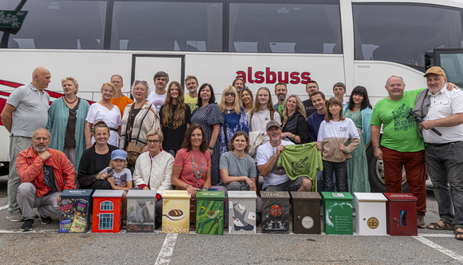 Mūzikas un mākslas festivāla “BILDES” dalībnieki dāvinājuši personalizētas pastkastītes Latgales uzņēmumiem un kultūras norišu vietām