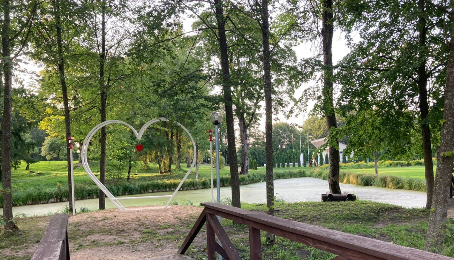 Riebiņu pagasta svētkos parkā atklāts jauns vides objekts