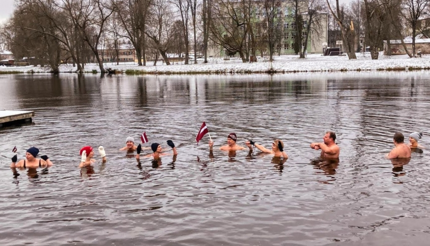 Ziemas peldētāji Preiļos aicina ar kopīgu peldējumu atzīmēt Latvijas 105. dzimšanas dienu