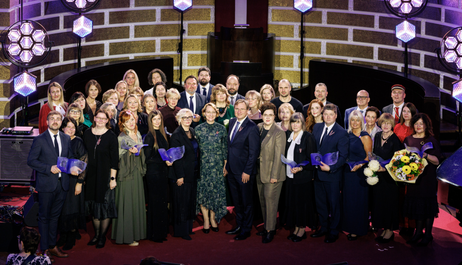 Godināti Latvijas izcilākie pedagogi – pasniegtas balvas “Latvijas Gada skolotājs 2025”