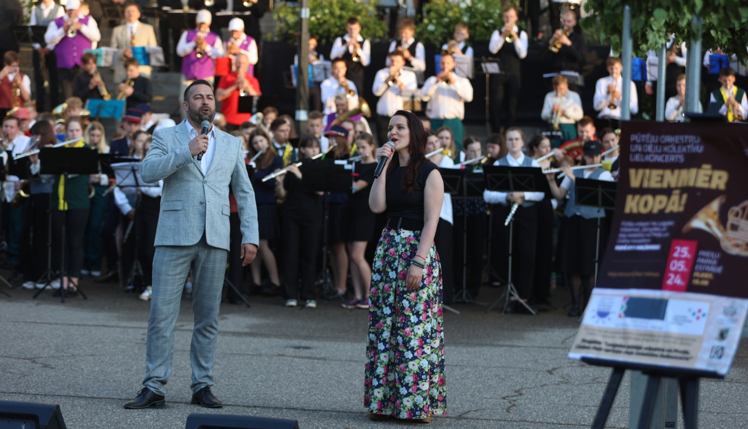 Izskanējis pūtēju orķestru un deju kolektīvu lielkoncerts “VIENMĒR KOPĀ”