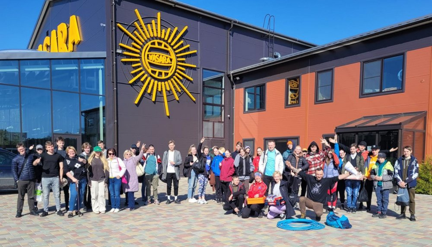 Skolēni pie pludmales volejbola kompleksa "Vasara"