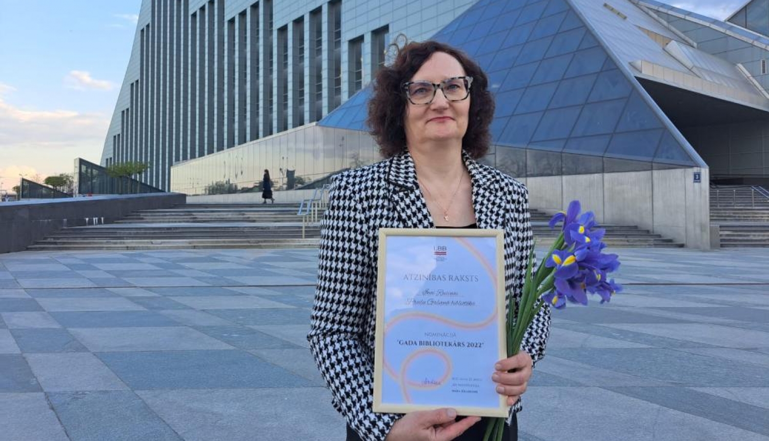 Ina Rusiņa saņem Latvijas Bibliotekāru biedrības balvu “Gada bibliotekārs 2022”