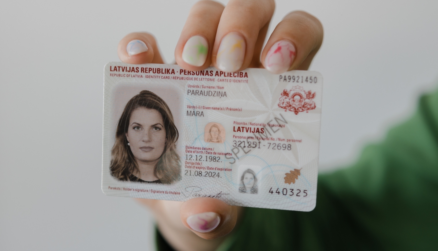 Pilsonības un migrācijas lietu pārvalde turpina modernizēt pakalpojumus; ieviesta iespēja izvēlēties nodaļu, kurā saņemt noformēto personas apliecību (eID karti) un pasi 