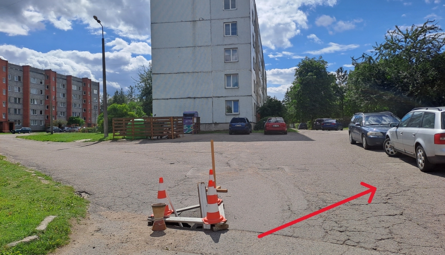 SIA "PREIĻU SAIMNIEKS" lūgums automašīnu vadītājiem, kas novieto savus spēkratus pie mājas Celtnieku ielā 11, Preiļos