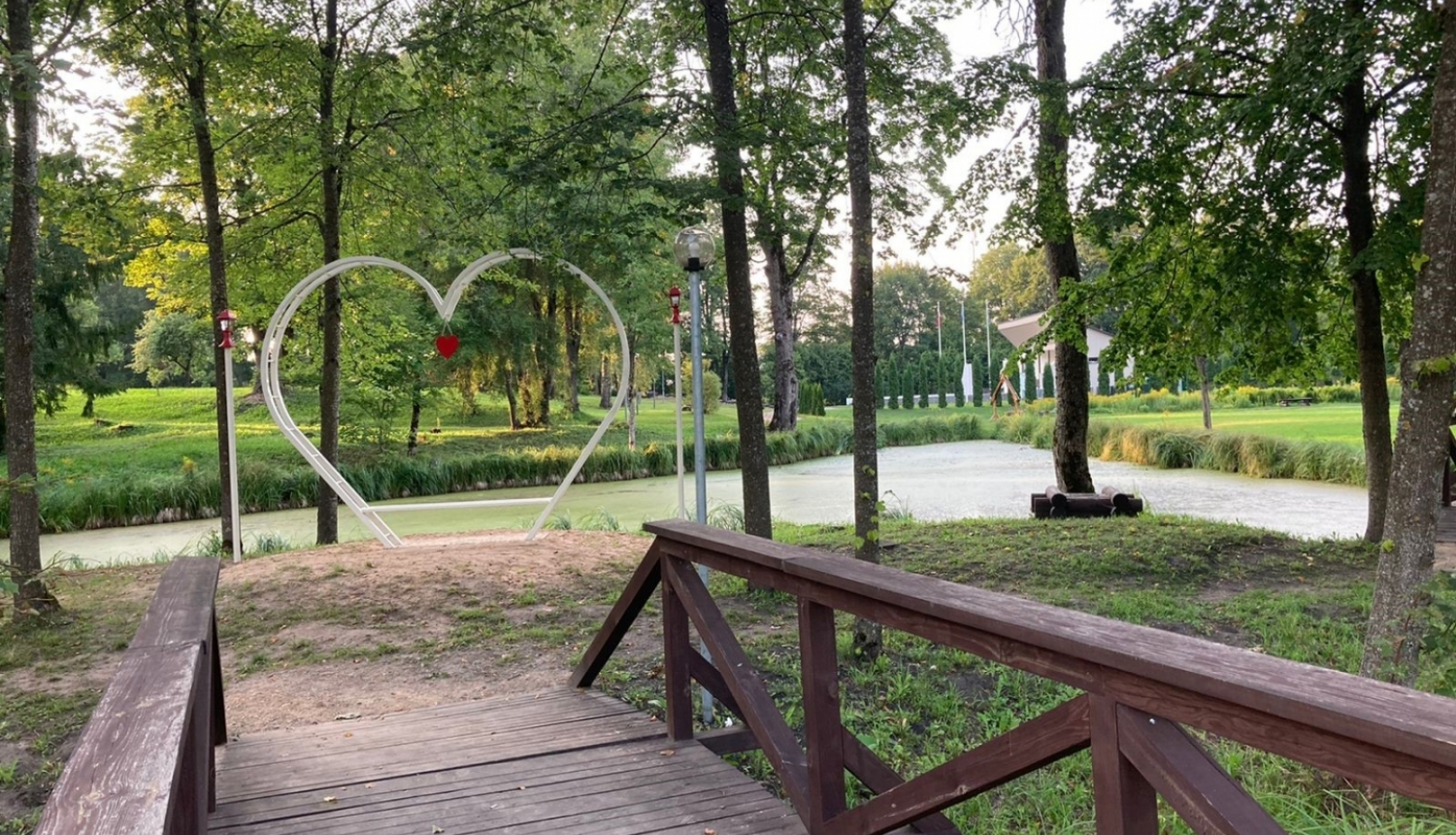 Riebiņu pagasta svētkos parkā atklāts jauns vides objekts