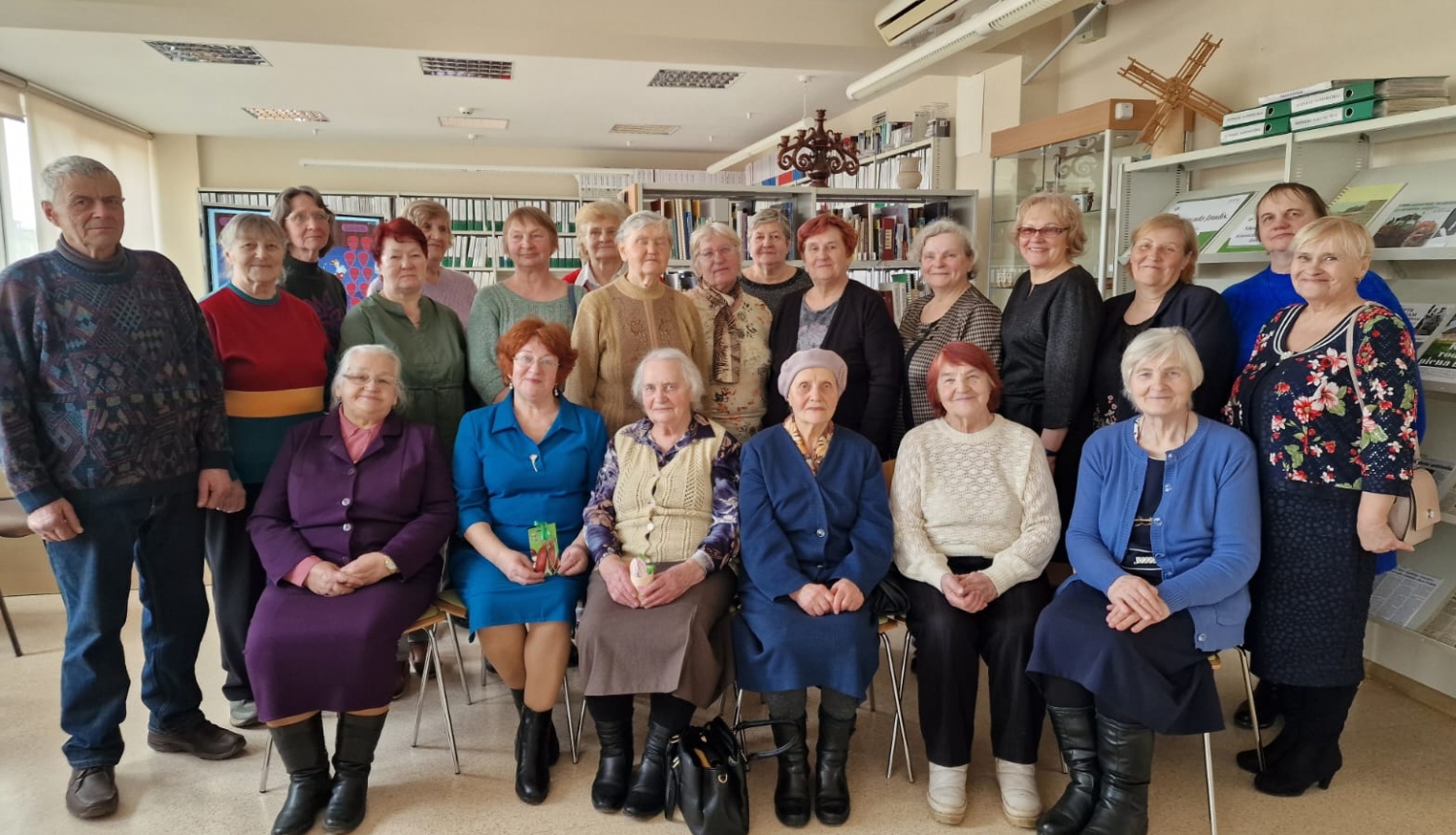 Preiļu novada seniori iesaistās izglītojošā un izklaidējošā pasākumā “Bibliotēka senioriem”