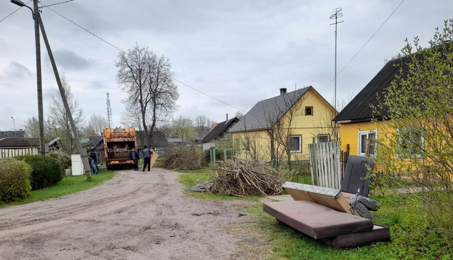 Spītējot laikapstākļiem, aizvadīta pirmā privātmāju talkas diena Preiļos