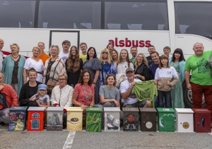 Mūzikas un mākslas festivāla “BILDES” dalībnieki dāvinājuši personalizētas pastkastītes Latgales uzņēmumiem un kultūras norišu vietām