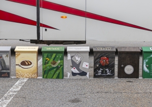 Mūzikas un mākslas festivāla “BILDES” dalībnieki dāvinājuši personalizētas pastkastītes Latgales uzņēmumiem un kultūras norišu vietām