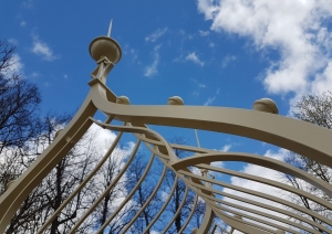 Preiļu parkā uzstādīta metāla arka