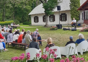 Muzikāli romantiskā gaisotnē aizritējuši Rožu dārza svētki “Jasmuižā”