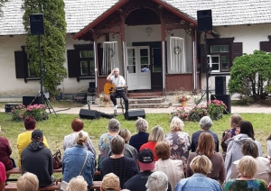 Muzikāli romantiskā gaisotnē aizritējuši Rožu dārza svētki “Jasmuižā”
