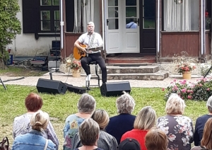 Muzikāli romantiskā gaisotnē aizritējuši Rožu dārza svētki “Jasmuižā”