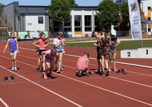 Aizvadītas vieglatlētikas sacensības četrcīņā U-10, U-12 grupām