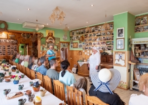 Mūzikas un mākslas festivāla “BILDES” dalībnieki dāvinājuši personalizētas pastkastītes Latgales uzņēmumiem un kultūras norišu vietām