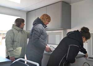 Mobilais aprūpes birojs: cieņpilna palīdzība līdz pat mājas durvīm