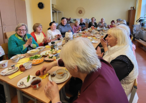Preiļu novada Pensionāru biedrībā aizvadīts pasākums "Nu ir atnākusi Lielā diena!"