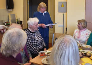 Preiļu novada Pensionāru biedrībā aizvadīts pasākums "Nu ir atnākusi Lielā diena!"