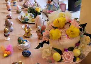 Preiļu novada Pensionāru biedrībā aizvadīts pasākums "Nu ir atnākusi Lielā diena!"