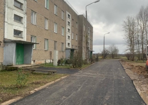Rožkalnu pagasta daudzdzīvokļu mājai Saules ielā 14 atjaunots piebraucamais ceļš un iekšpagalmu segums