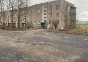 Rožkalnu pagasta daudzdzīvokļu mājai Saules ielā 14 atjaunots piebraucamais ceļš un iekšpagalmu segums